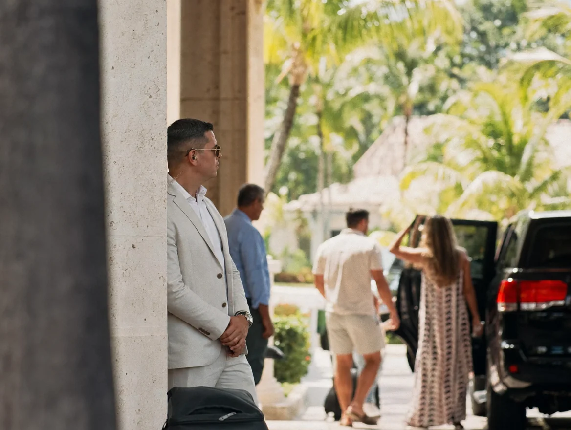 Agente de GDS en la entrada de un hotel cinco estrellas en el Caribe a plena luz del día.